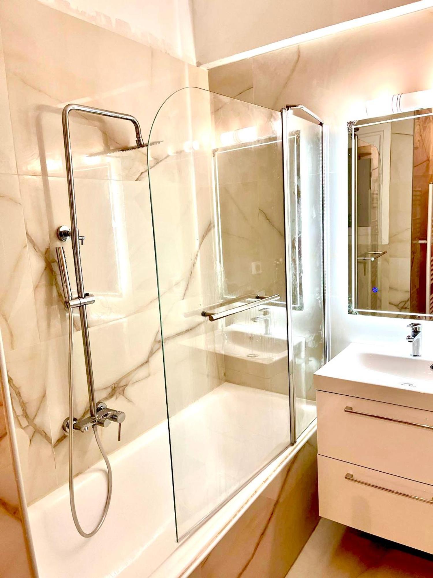 Apartment 100 M2 In The Center Of Athens